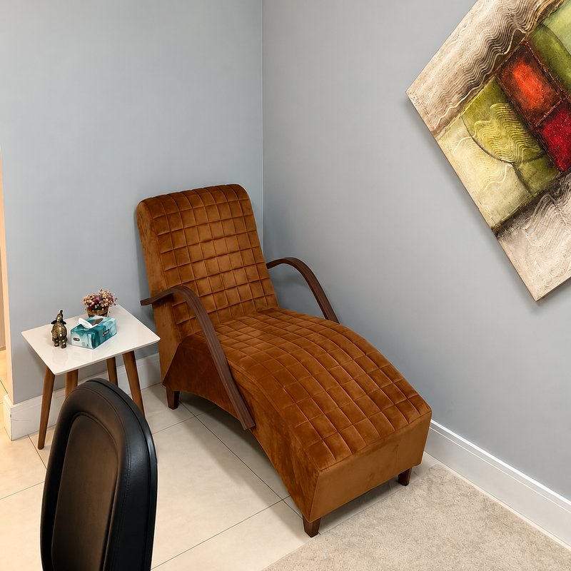 Divã em veludo caramelo com quadro na parede