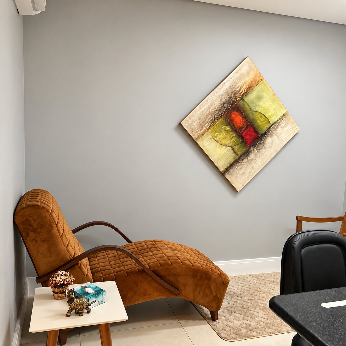Sala de atendimento da Mônica, com divã em veludo caramelo